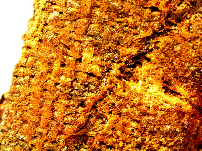 Рис. 3. Отпечаток ткани на ржавой поверхности кресала второй пол. XIII в. из раскопок Лавришевского монастыря