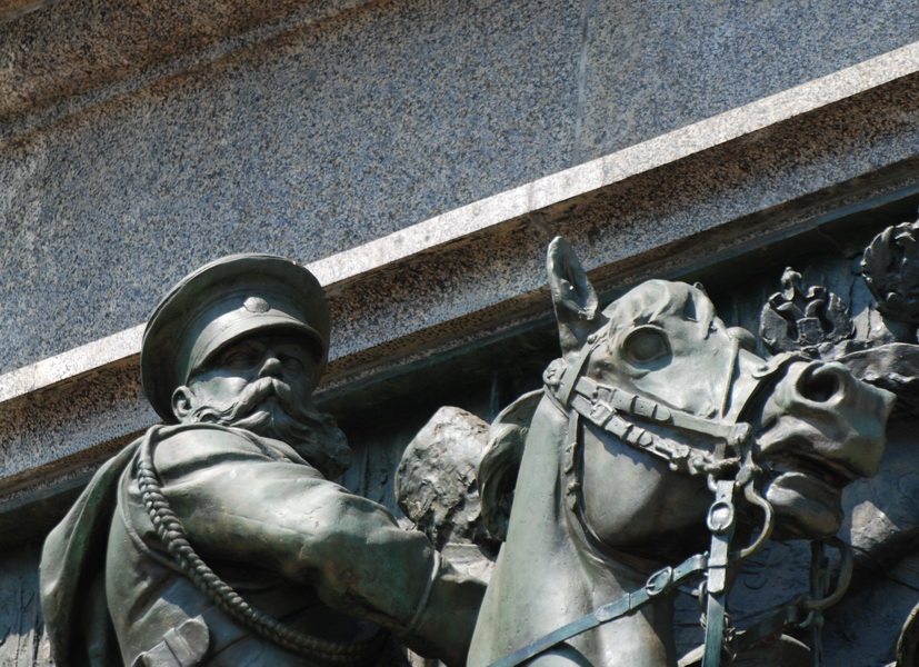 Бронзовая фигура ген. М. Д. Скобелева на коня, Деталь правой стороны памятника Царя-Освободителя Александра II в  Софии. Скульптор: Арнальдо Дзоки, 1901-1907 г. 