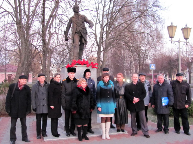 У памятника А.В. Суворову на экскурсии по Кобрину.
