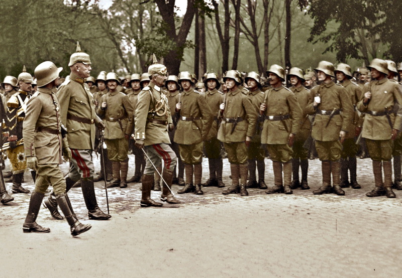 Вильгельм II осматривается армейские подразделения, вместе с генералом фон Хютером. Éлгава, Латвиия, 30 июля 1917.
