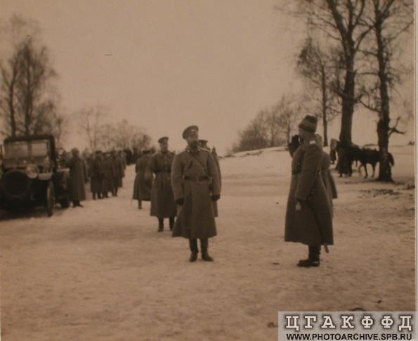 09.	Император Николай II (в центре) прощается с командующим и офицерами по окончании смотра.