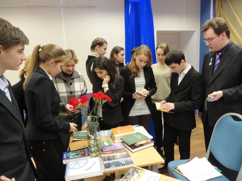 Школьники знакомятся с книгами советских поэтов, а также с современными изданиями