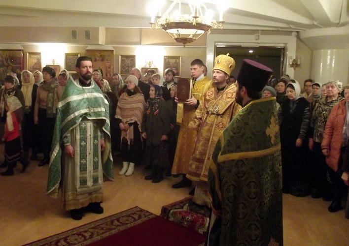 Божественную литургию по случаю престольного праздника и 15-летия образования прихода Святого праведного Иоанна Кронштадтского.