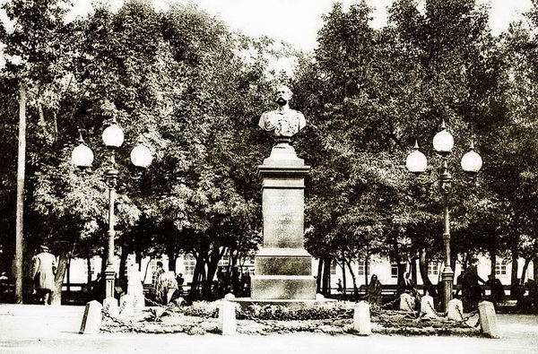 Памятник Александру II Освободителю в центре сквера на Соборной площади в Минске. 1910 г. 