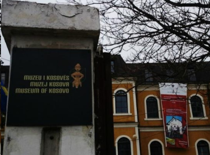 Эмблема Музея Косов с идолом, принадлежащим культуре Винчи, который в современном Косово называют также “Приштинская богиня”.