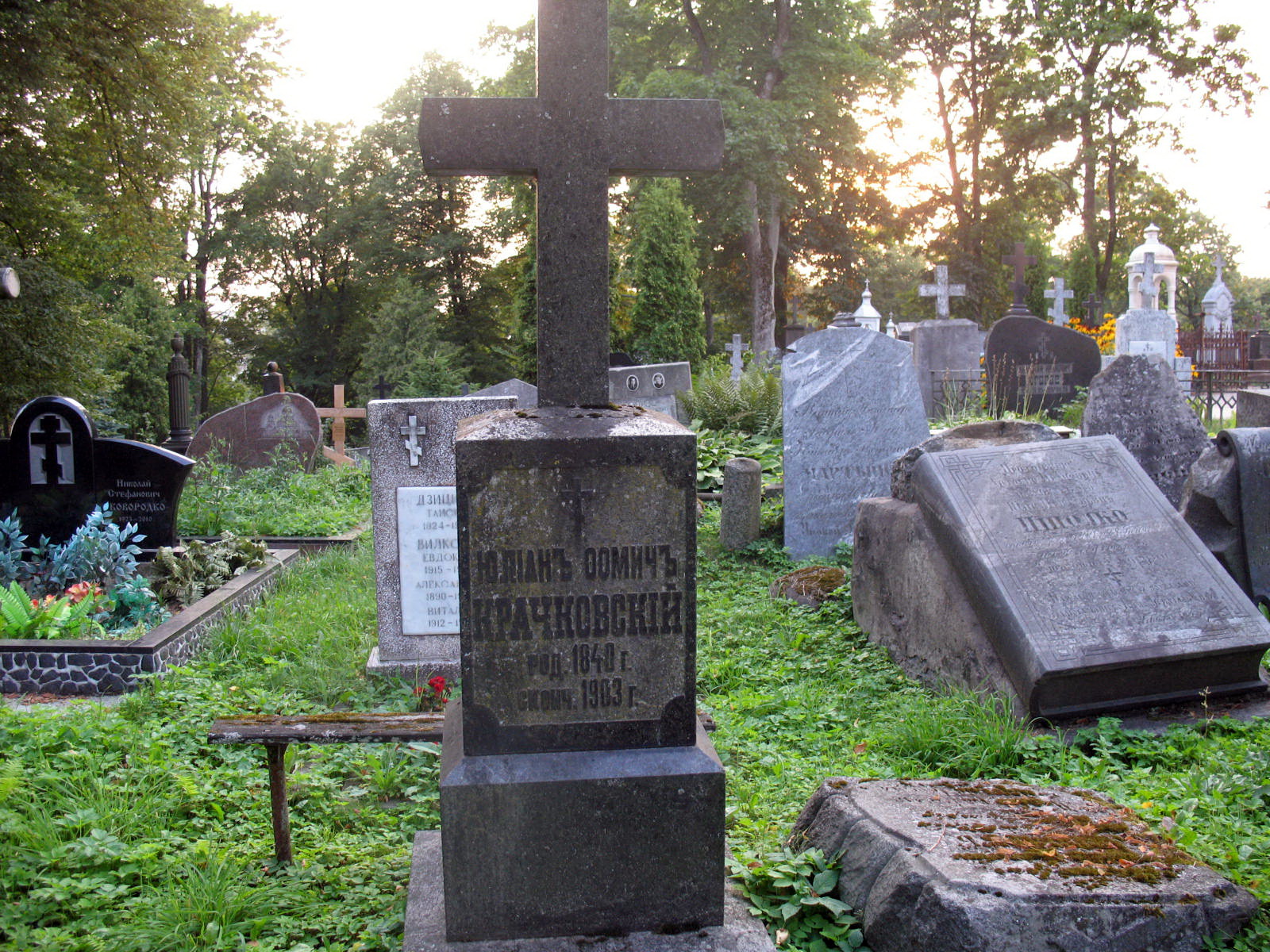 Ефросиневское кладбище, памятник над могилой Юлиана Фомича Крачковского