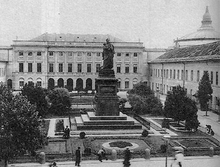 Памятник Ивану Фёдоровичу Паскевичу в Варшаве на площади дома наместника, в Краковском предместье; и торжественно открыт 21 июня 1870 года в присутствии императора Александра II.