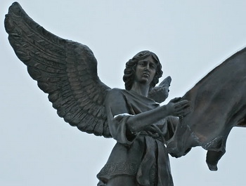 Скульптура ангела у входа на Минское Братское воинское кладбище