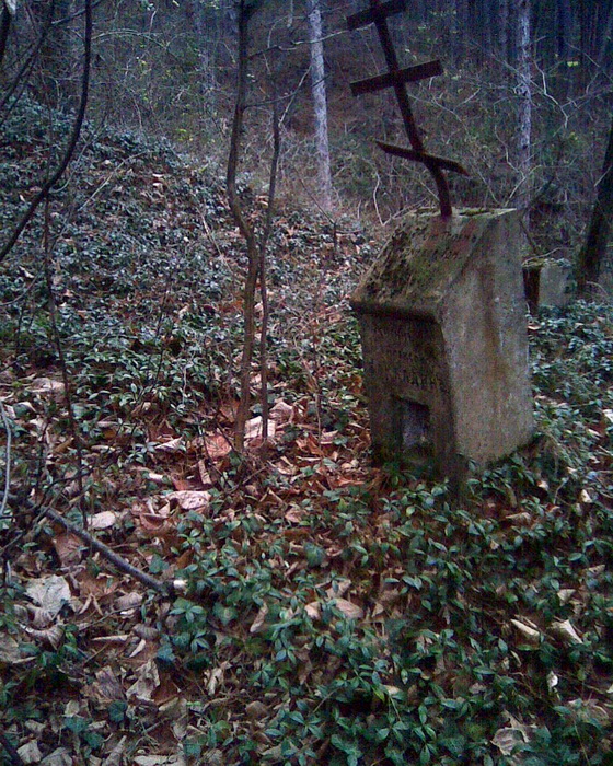 Надгробие на Русском кладбище в Шипке. На камне еще можно разобрать фамилию - Закладин...