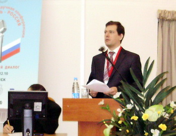 Член Союза писателей Беларуси Вячеслав Бондаренко во время выступления на конференции 9 декабря 2010 года