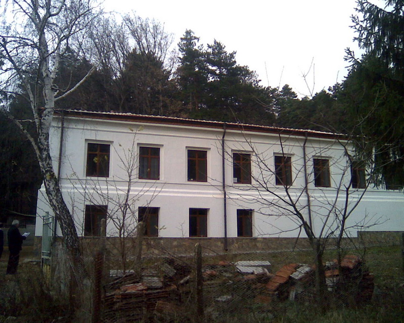 Второй этаж, третье окно слева - в 1920-х эту комнату занимал полковник А.В.Максимович. Сейчас это келия монаха Онисифора.