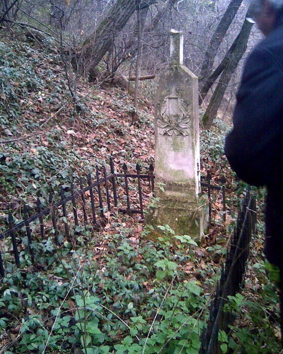 Надгробие на первом уровне кладбища.