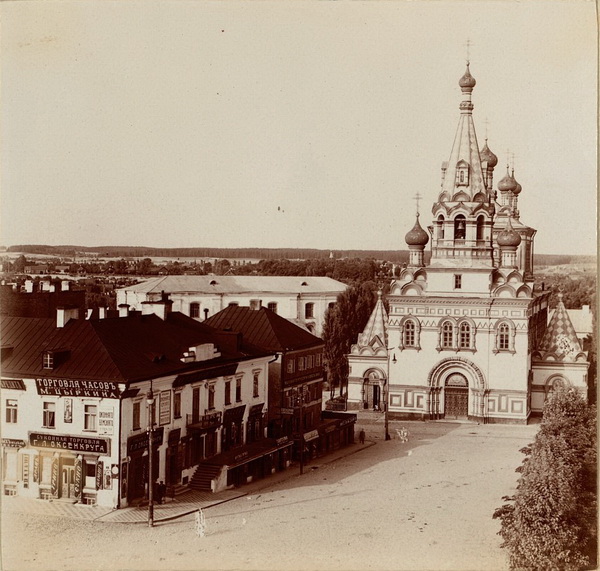 Соборная площадь (ныне Свободы) с кафедральным Петропавловским собором на фотографии Прокудина-Горского - 1910 год. Собор взорван в 1936 году.