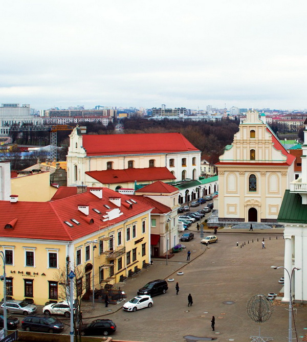 Современная площадь Свободы с концертным залом в виде униатской церкви Святого духа, построенного в 2011 году на месте Петропавловского собора, взорванного в 1936 году.