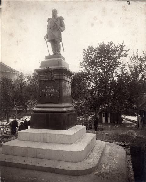 Памятник графу Михаилу Муравьеву-Виленскому в Вильно (фото 1911 г.)
