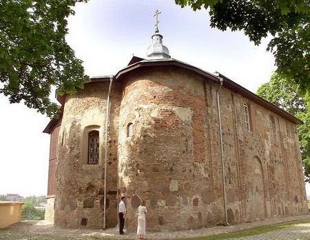 Старейшая на территории Белоруссии Борисоглебская (Коложская) церковь в Гродно, построенная в 1180 году зодчим Петром Миланегой на высоком берегу реки Неман.
