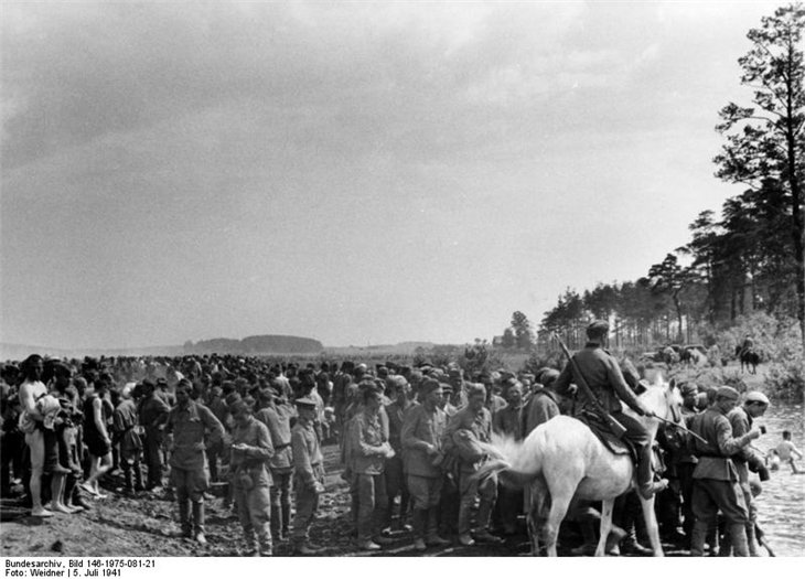 Военнопленные лагеря в Дроздах, которых подогнали к реке утолить жажду. Июнь 1941 года.