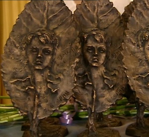 Официальная скульптура Премии «Лик Есенина на оторвавшемся березовом листе», работы  Григория Потоцкого.