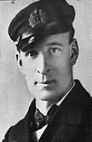 Лев Андреевич Поленов. Этот человек командовал «Авророй» в ноябре1927 года.