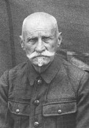 Полковник Ананий Васильевич Максимович (1855-1929) - прапрадед автора книги. Некоторые детали его биографии воспроизведены в «Вечном огне» почти буквально.