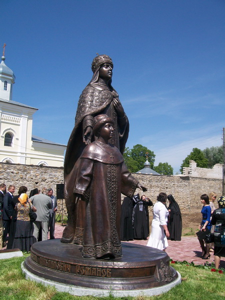 Памятник Евдокии Стрешневой у стен Свято-Георгиевского Мещовского мужского монастыря.