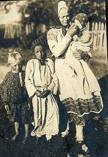 Крестьянка с детьми в праздничных костюмах. Белорусы. Фотоархив РЭМ