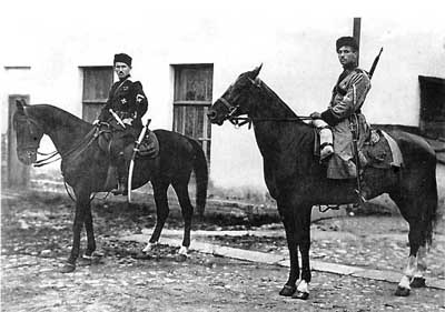 Генерал-майор С.Н. Булак-Балахович (1883–1940) со своим ординарцем, июль — август 1919 г.