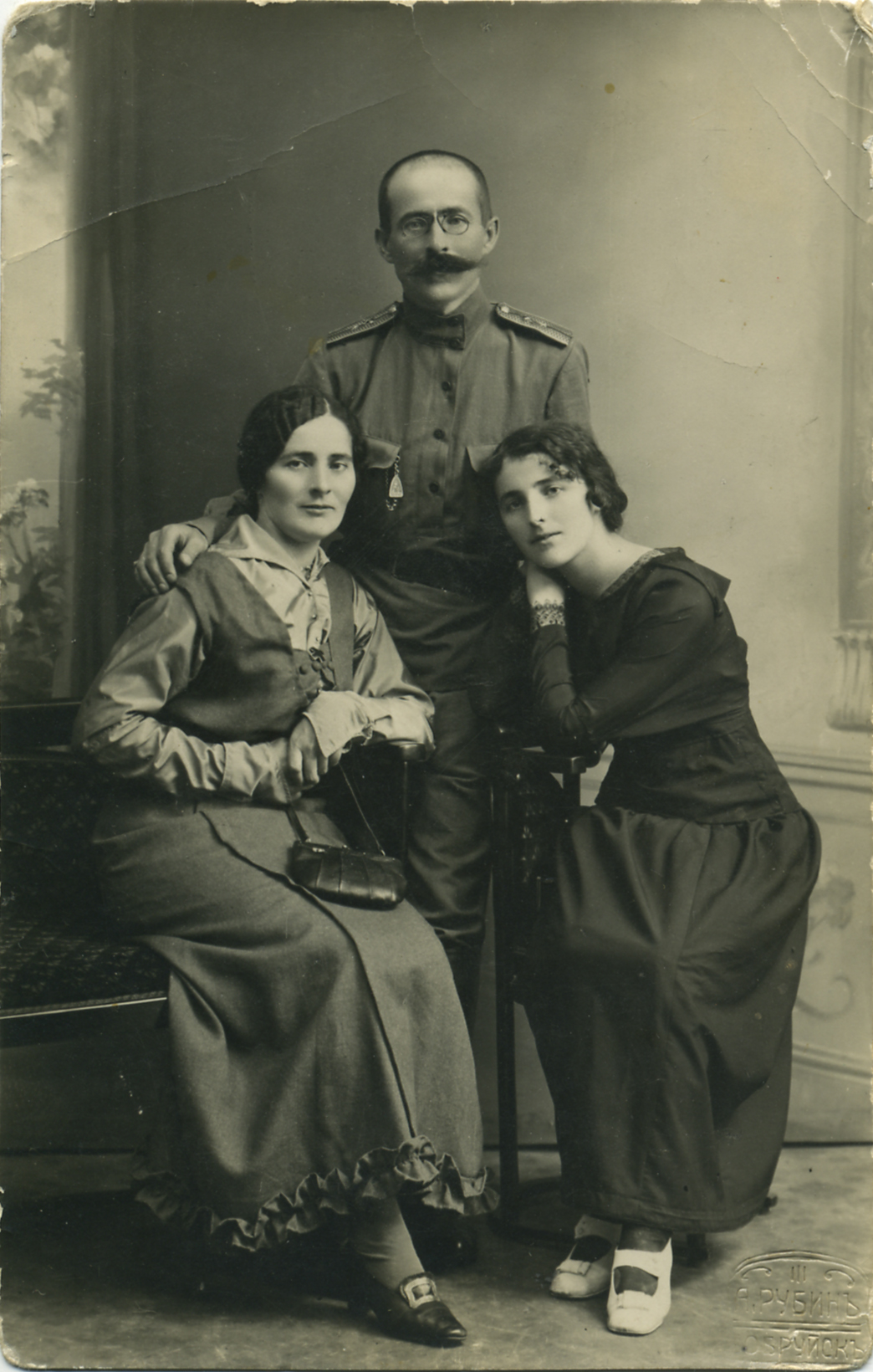 Дети В.Е.Чернецова: Сергей, Александра (слева), Мария. Бобруйск, 1916 г.