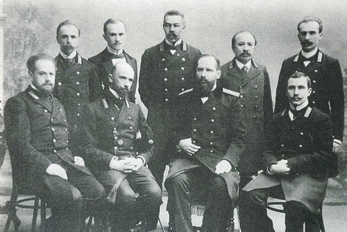 Столыпин (второй справа в первом ряду) с сослуживцами в Гродно