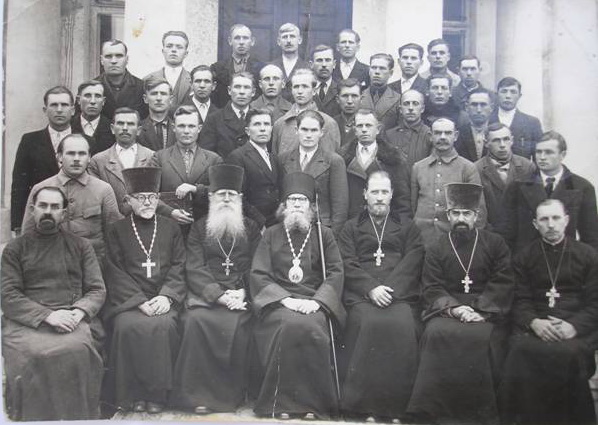Выпускной класс Духовного училища Пинской консистории, 1934 г. Яков Коляда – третий слева во втором ряду (в правой руке – камертон).