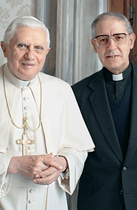 «Белый Папа» — Бенедикт XVI и «Черный Папа» - Адольфо Николас, верховный генерал ордена иезуитов.